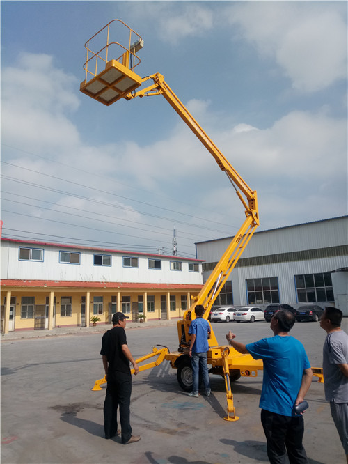 客户来公司考察，拖车折臂式升降机，升高8-20米，载重260公斤，最大延伸工作距离2-8米